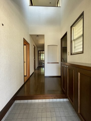 高崎市吉井町南陽台2丁目中古戸建ての玄関|上部が吹き抜けとなっていて開放感のある玄関です。