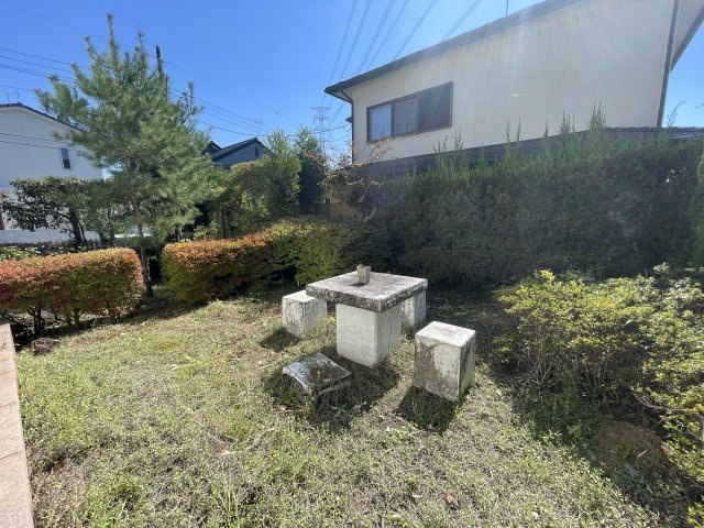 高崎市吉井町南陽台2丁目中古戸建ての庭|リビングから望めるお庭。お茶やBBQを楽しめます！