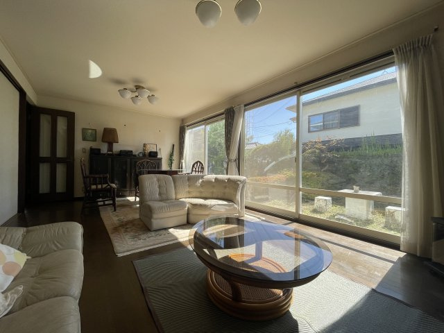 高崎市吉井町南陽台2丁目中古戸建ての居間・リビング|軽量鉄骨造ならではの大開口の窓からはお庭の緑が楽しめます。