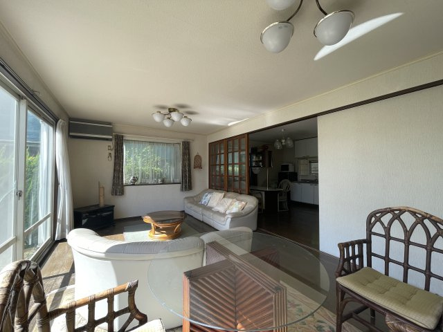 高崎市吉井町南陽台2丁目中古戸建ての居間・リビング|ダイニングキッチンとの戸を開ければ22帖の大空間にも！