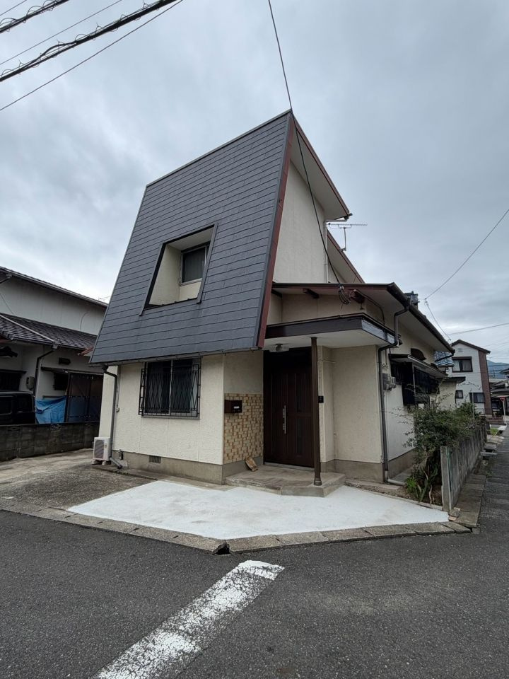 津田新町戸建の玄関