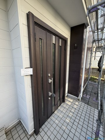 秦野市東田原　中古戸建の玄関