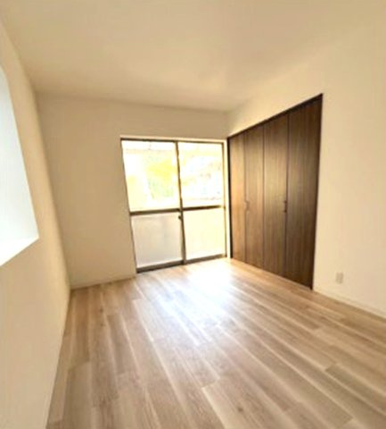 大谷町1丁目の洋室|木目のフローリングが暖かみのある室内に。明るい寝室で心地のいい朝を迎えられそう。クローゼット完備でたくさんのお洋服の収納も困りません

