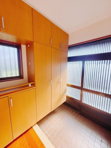 【中古戸建】伊勢崎市馬見塚町の玄関|■玄関｜毎日の「いってらっしゃい」や「お帰りなさい」を大切なご家族と過ごす玄関は〈使いやすさ〉を追求しております。玄関横の物入は急な来客時でもさっとお片付けできるスペースを確保しています。