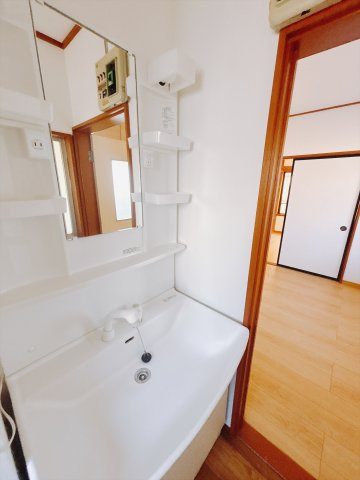 【中古戸建】伊勢崎市馬見塚町の独立洗面台|■洗面室｜ゆとりのある洗面脱衣室ではお子様と並んで歯磨きもできるので一緒に成長を楽しめます♪ひろびろとした洗面室で、朝の準備も楽しくなります☆.*