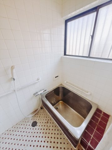 【中古戸建】伊勢崎市馬見塚町の浴室|■浴室｜ゆったりとしたバスタイムをぜひお過ごしください(*＾＾*)大きな窓付きで嬉しい♪