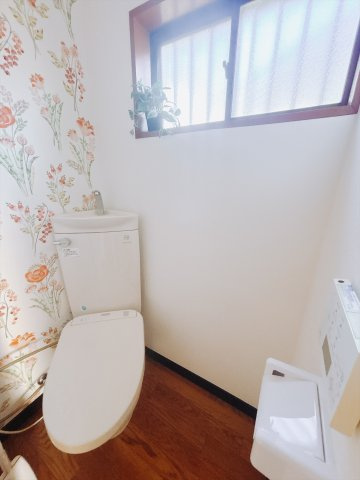 【中古戸建】伊勢崎市馬見塚町のトイレ|■トイレ｜壁には小物を置けるスペースがあるのでトイレットペーパーのストックを置いておくのにも便利です♪写真などを飾ってもおしゃれですね♪
