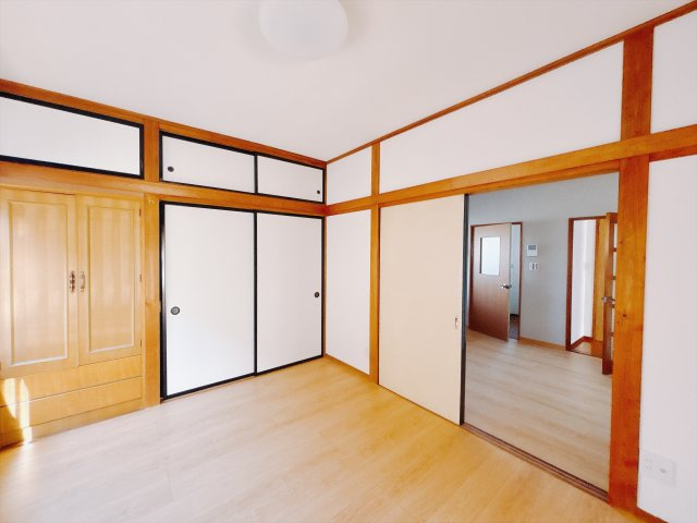 【中古戸建】伊勢崎市馬見塚町の洋室|■洋室｜お子様の一人部屋にピッタリな洋室。木のぬくもりを感じるフローリングは、天然木の味わいが時とともに深みを増していきます。また、傷にも強く、フリーワックスでお手入れもラクラクです♪