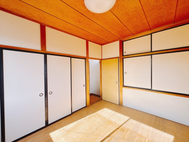 【中古戸建】伊勢崎市馬見塚町の洋室|■洋室｜ナチュラルカラーの床です。模様替えなどとても楽しく工夫できます♪陽当たり、風通しもとても良いので毎日快適な生活スタートです！子供部屋にも良いですね♪