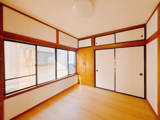 【中古戸建】伊勢崎市馬見塚町の洋室|■洋室｜洋室には大きな窓をご用意しています。日中はあたたかな日差し差し込み自分時間も充実できますね＾＾