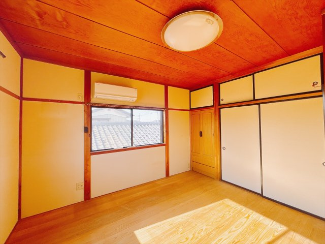 【中古戸建】伊勢崎市馬見塚町の洋室|■洋室｜2面採光で明るい1階の洋室。全部屋フローリングなので、お掃除がしやすいです♪大きな収納もあって嬉しい！