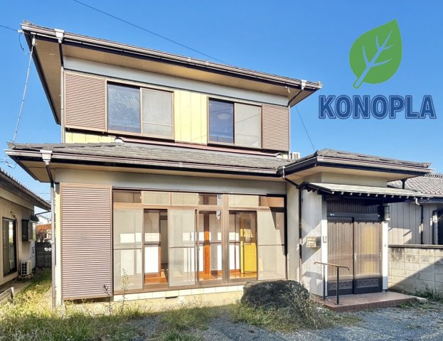 【中古戸建】伊勢崎市馬見塚町の外観|■外観｜広々とした駐車スペースで楽々駐車可能！お買い物後もスムーズにお荷物を運べます♪