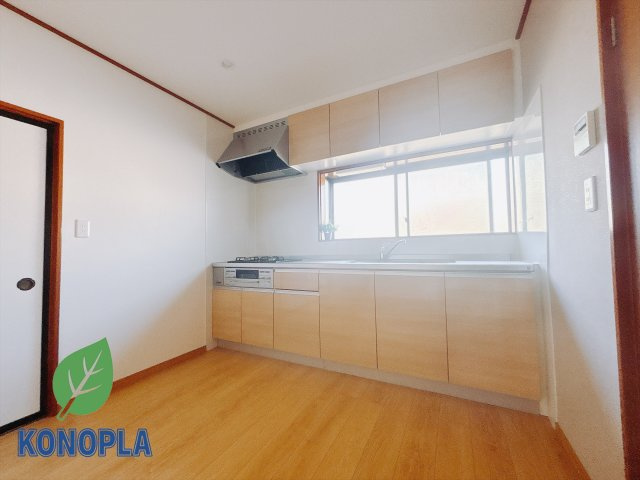 【中古戸建】伊勢崎市馬見塚町の居間・リビング|■キッチン｜大きなお鍋や調理用具のも出し入れラクラクな収納がたっぷり！毎日使う場所だからこそ、無理のない姿勢で作業できるのは嬉しいポイントですね(*＾＾*)♪