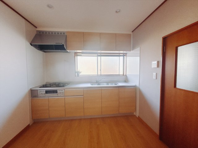 【中古戸建】伊勢崎市馬見塚町のキッチン|■キッチン｜収納キッチン♪お皿や鍋の出し入れもラクラクです（＾＾）！