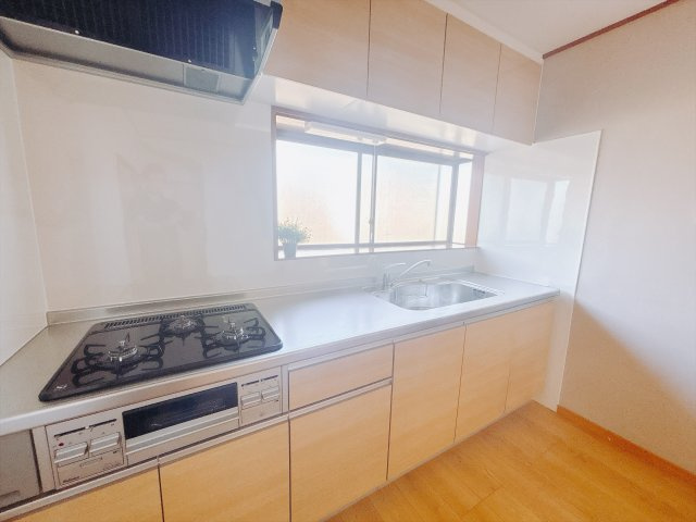 【中古戸建】伊勢崎市馬見塚町のキッチン|■キッチン｜ワークトップの幅が広く、お子様といっしょにお料理をつくったり、ちょっとしたパーティーも楽しめます。フラットなのでお掃除がしやすいのもポイントです♪