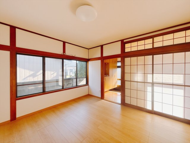 【中古戸建】伊勢崎市馬見塚町の洋室|■洋室｜窓から射し込む陽射しが縦横に広がり、あたたかな空間を形作ります♪木目のきれいなフローリングとシンプルな壁紙は、一日中家に居ても飽きることなく過ごすことができる素敵な空間です♪