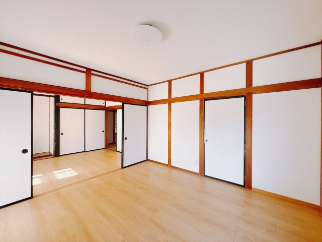 【中古戸建】伊勢崎市馬見塚町の洋室|■洋室｜木製で懐かしさのある家具やアンティーク調の小物に囲まれてレコードを流したり小説を読んだり…そんな心ときめく暮らしをしませんか？