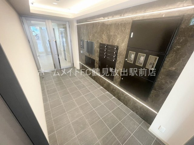 大阪市鶴見区放出東３丁目の賃貸マンションのロビー