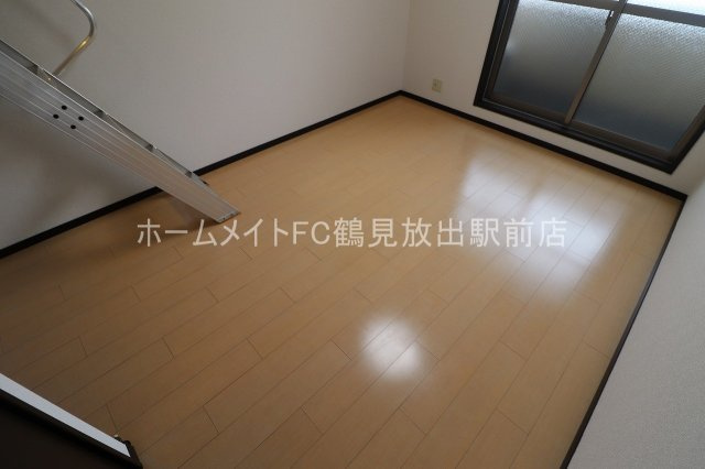 東大阪市稲田新町２丁目のハイツの洋室