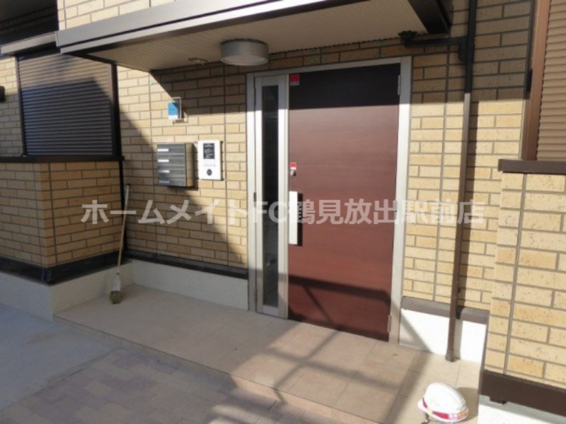 大阪市城東区諏訪２丁目のハイツのエントランス