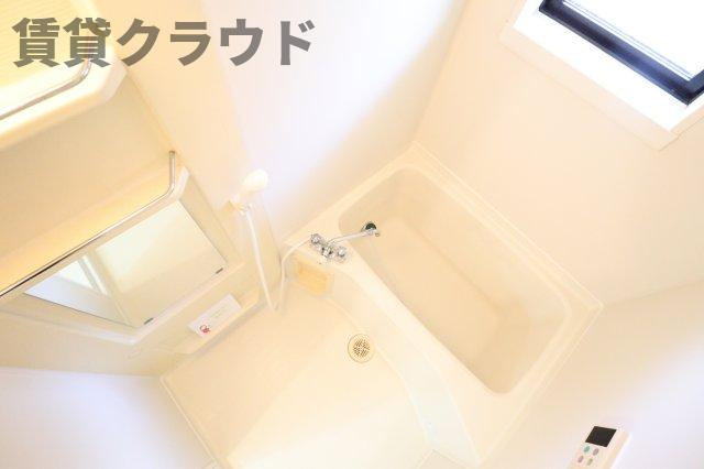 フラワーヒルズ　Bの浴室|浴室に窓があり、風通しがよく湿気がこもりにくいです！