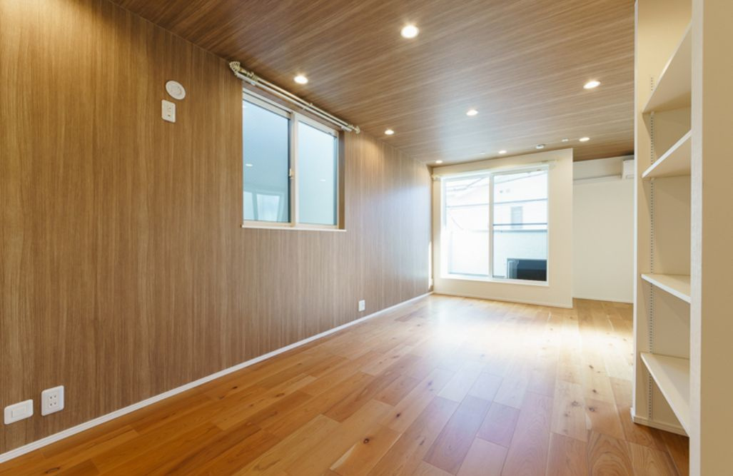 赤坂7丁目戸建の居間・リビング|こちらのリビングで趣味の時間をお楽しみください