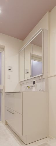 赤坂7丁目戸建の独立洗面台|独立洗面台あり、毎朝おしゃれに忙しい女性の方におすすめです