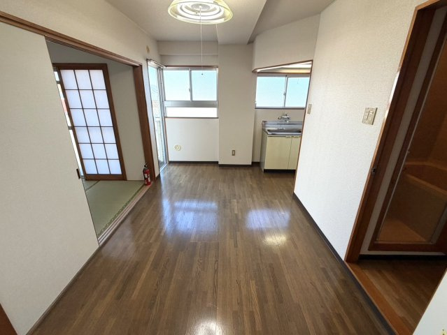 OC物件！　ドミール関根　の居間・リビング|302：玄関から直接居室へ、帰宅後すぐにくつろげる間取り