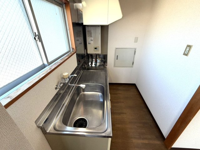 OC物件！　ドミール関根　のキッチン|302：日中は照明なしで手元が明るく、調理中の換気もスムーズです
