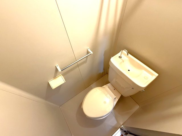 OC物件！　ドミール関根　のトイレ|302：トイレと洗面が近く、帰宅後の手洗いやお掃除も効率よく行えます