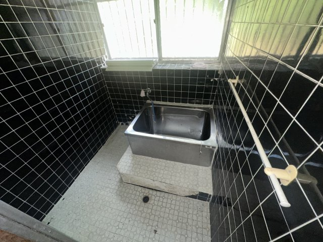 自由なDIYや作業場に◎福島県本宮市白岩字塩ノ崎の浴室|タイル張りの浴室スペース。設備一新で快適なバスタイムを実現