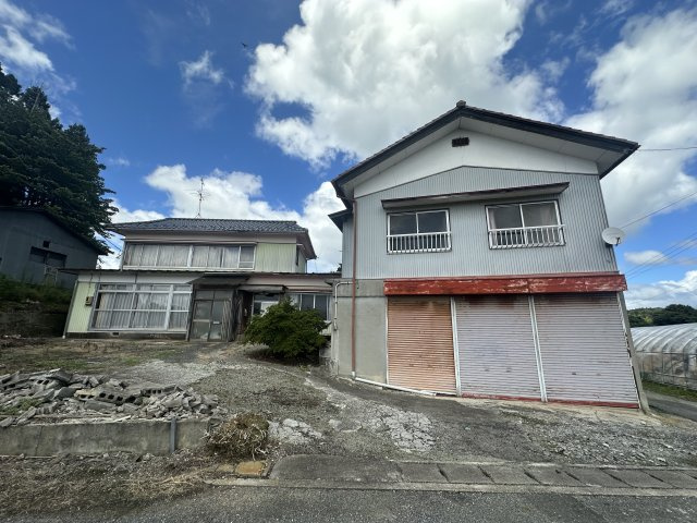 自由なDIYや作業場に◎福島県本宮市白岩字塩ノ崎の外観|シャッター車庫を備えた佇まい。敷地内での作業や駐車もスムーズ