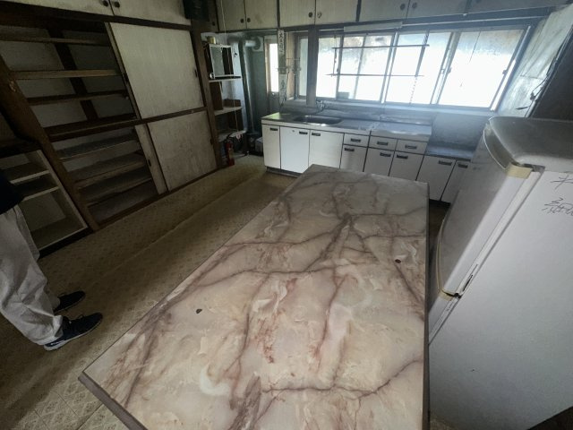 自由なDIYや作業場に◎福島県本宮市白岩字塩ノ崎のキッチン|広めの勝手口と窓を備えたダイニング。お好みの内装へリノベ可能