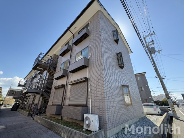ロイヤルウイングA棟の外観