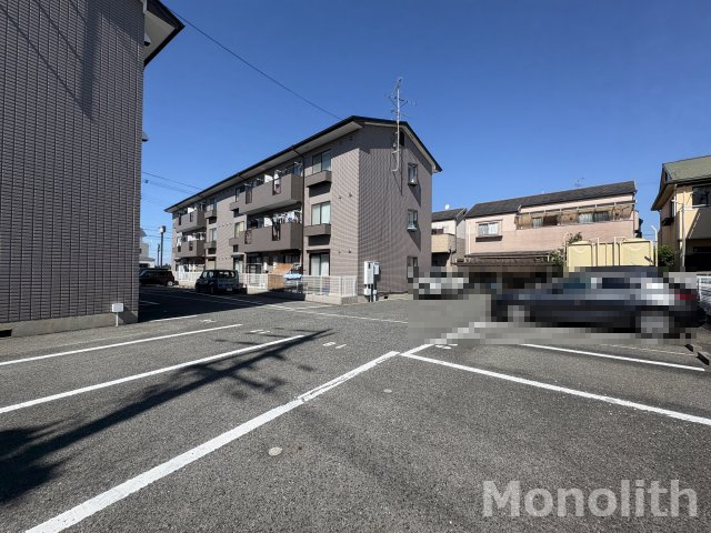 ロイヤルウイングA棟の駐車場