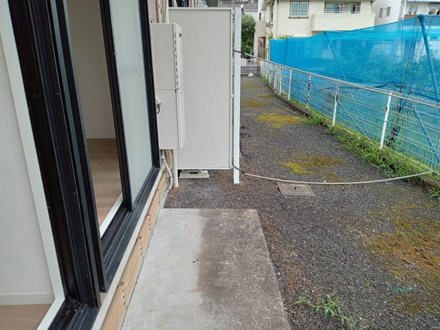 川崎市多摩区菅北浦２丁目のアパートのバルコニー