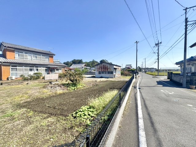 【中古戸建】邑楽郡邑楽町大字篠塚の外観|■外観｜前面道路が広く見渡しが良いため、車の出入りやすれ違いもスムーズで日々の運転も安心して行えます♪