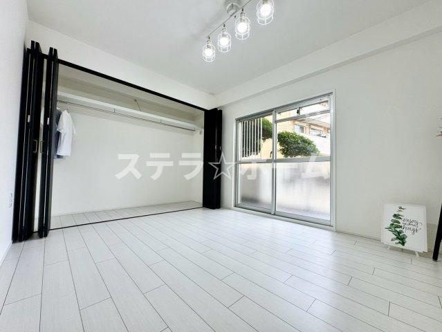 シャルマンコーポ塚本の洋室|落ち着いた色調の洋室です