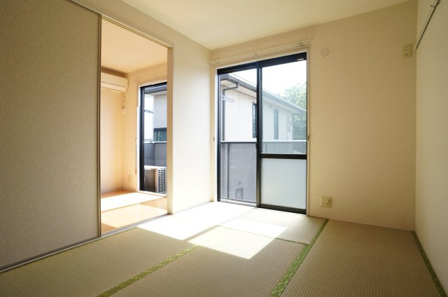 コートK&Mの和室|5.4帖の和室となります。陽当りがとても良いです。