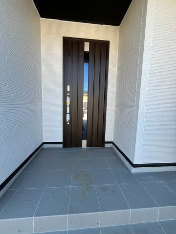 太田市東今泉町　新築一戸建て２号棟の玄関