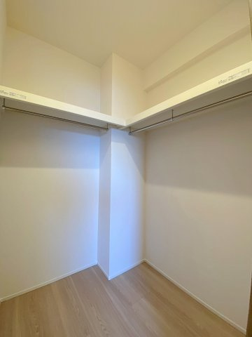 フェイム小岩レジデンスタワーの収納|主寝室に備わった大容量のウォークインクローゼットです！季節物の衣類はもちろん、スーツケースや大型荷物などもすっきりと収納できます。お部屋のスペースを最大限に広く、美しくご活用いただける嬉しい設備です。