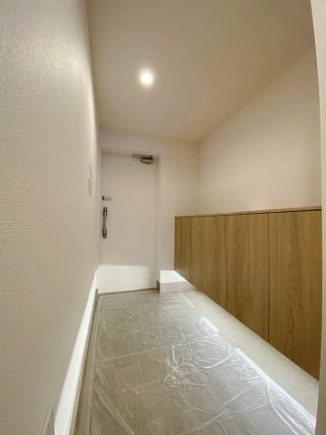フェイム小岩レジデンスタワーの玄関|ご家族の靴をすっきりと収納できるシューズボックスを備えた清潔感あふれる玄関です！フロアタイル貼り仕様でお手入れも簡単です。住まう方を一番最初に出迎える空間として、上品で落ち着いた雰囲気を演出します。