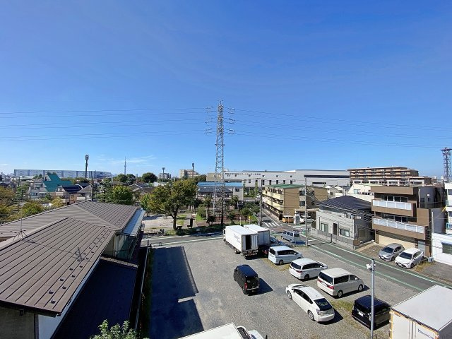 フェイム小岩レジデンスタワーの展望|4階部分からの開放的な眺望です！周辺は視界を遮る建物が少なく、青空が広がる心地よい景色が広がります。天候が良い日にはスカイツリーを望むこともでき、毎日の暮らしの中でちょっとした癒やしを感じられます。