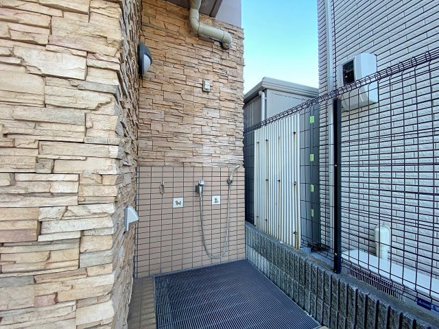 フェイム小岩レジデンスタワーのその他共用部分|大切なペットと一緒に暮らせるマンションならではの共用足洗い場です！お散歩帰りのペットの足元を綺麗に洗ってからお部屋に入ることができるため、室内をいつも清潔に保つことができます。
