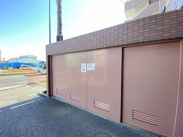 フェイム小岩レジデンスタワーのその他共用部分|いつでも快適にご利用いただける敷地内の綺麗に整えられたゴミ捨て場です！いつでもお好きな時間にごみ出しができるため、部屋の中をいつもすっきりと清潔に保てます。忙しい毎日の生活をしっかりとサポートします。