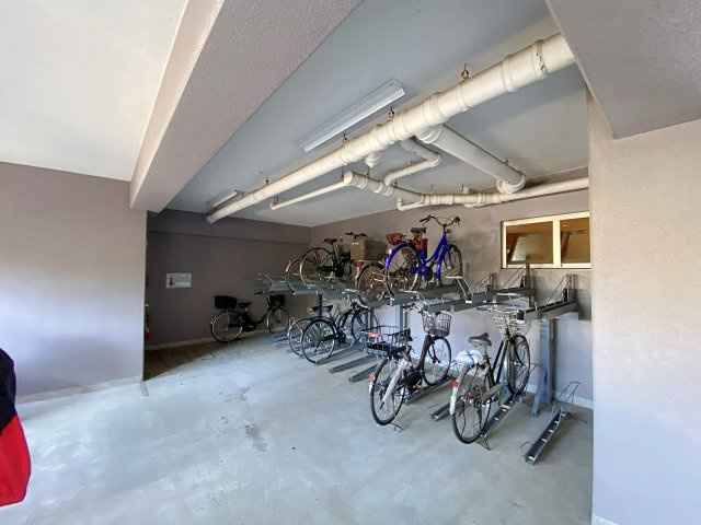 フェイム小岩レジデンスタワーの駐輪場|雨風から大切な自転車をしっかりと守ってくれる屋根付きの使い勝手の良い駐輪場です！綺麗に整備されたスペースで、出し入れもスムーズに行えます。駅までのアクセスや毎日の通勤・通学、お買い物にも大変便利です。