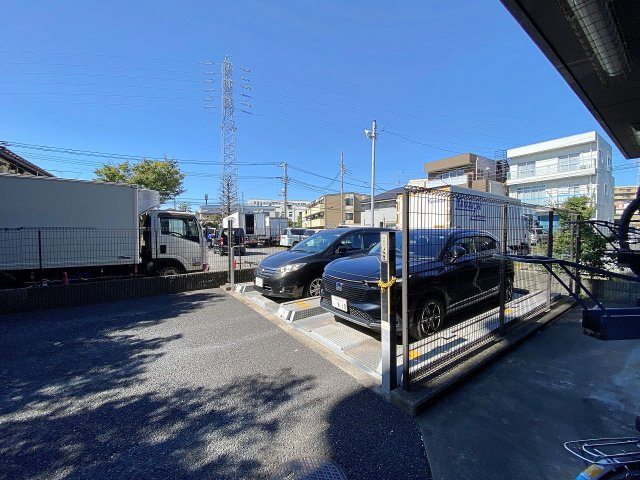 フェイム小岩レジデンスタワーの駐車場|大切なお車を安心して停めていただける敷地内の便利な駐車場です！空き状況や月額料金の詳細につきましては随時ご確認いただけますので、お気軽にお問い合わせください。