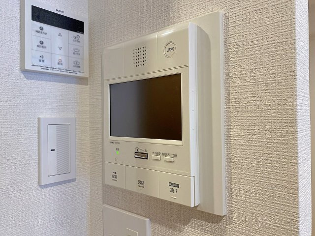 フェイム小岩レジデンスタワーのセキュリティ|来訪者を映像と音声でしっかりと確認できる安心のTVモニター付きインターフォンを新規交換いたしました！ご不在時の来訪者も記録できるため、お子様のお留守番やセキュリティ面もしっかりとサポートします。