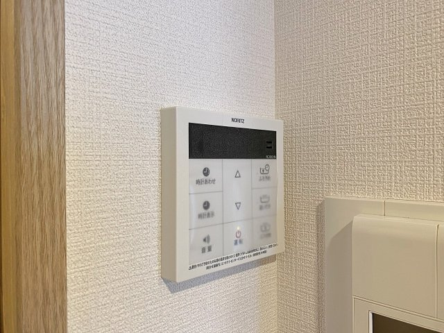 フェイム小岩レジデンスタワーの発電・温水設備|いつでも温かいお湯でリラックスしたバスタイムをお楽しみいただける便利な追焚機能付き給湯システムです！ご家族の入浴時間がずれてしまっても、ボタンひとつでいつでもポカポカのお風呂を快適に満喫できます。
