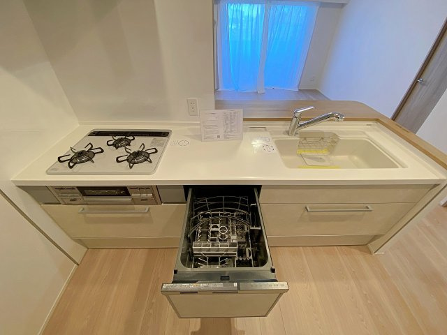 フェイム小岩レジデンスタワーの発電・温水設備|毎日の家事の負担をしっかりと軽減してくれる便利なビルトイン食器洗い乾燥機です！食後の食器洗いもおまかせできるため、ご家族とのゆったりとした団らんの時間をより多くお楽しみいただけます。